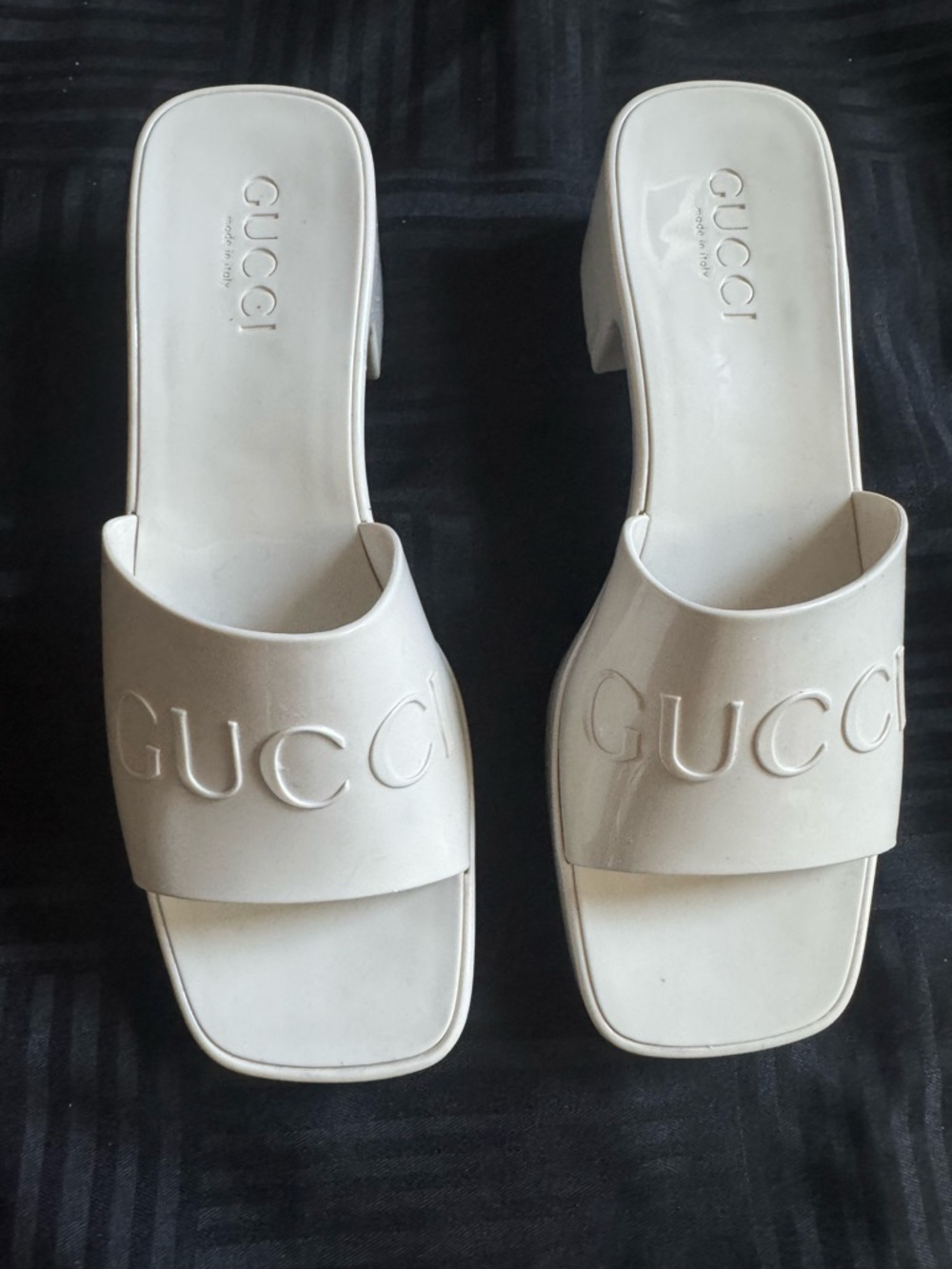 Pre-loved Gucci Cream Embossed Logo Rubber Slides Crème/Off-White